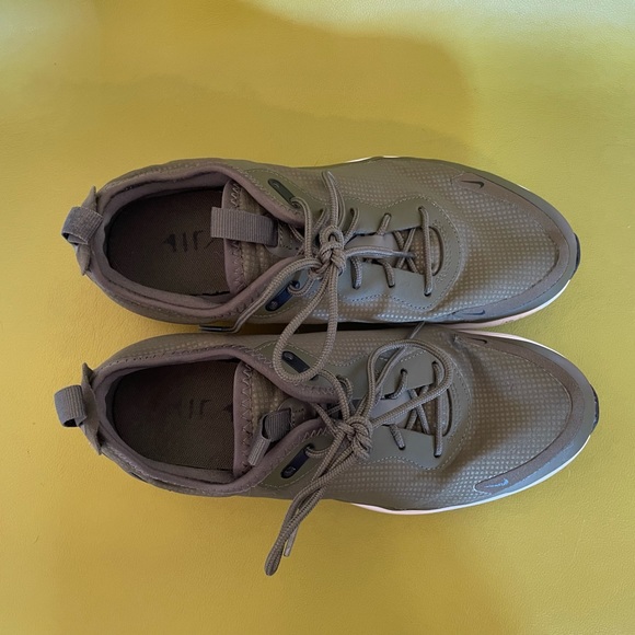 Nike Air Max Army Green and sherbet orange shoes size 7.5. Worn twice. - Picture 6 of 6